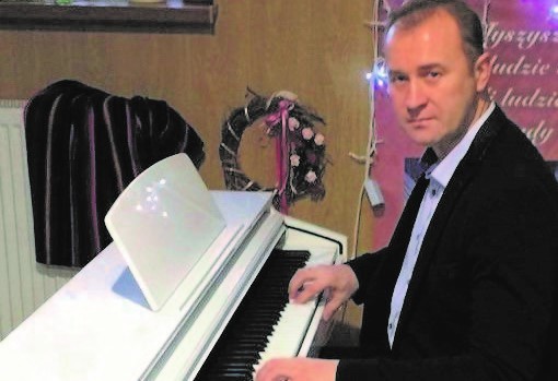 Wójt gminy Górno Przemysław Łysak przymierzył się do nowiutkiego pianina cyfrowego.