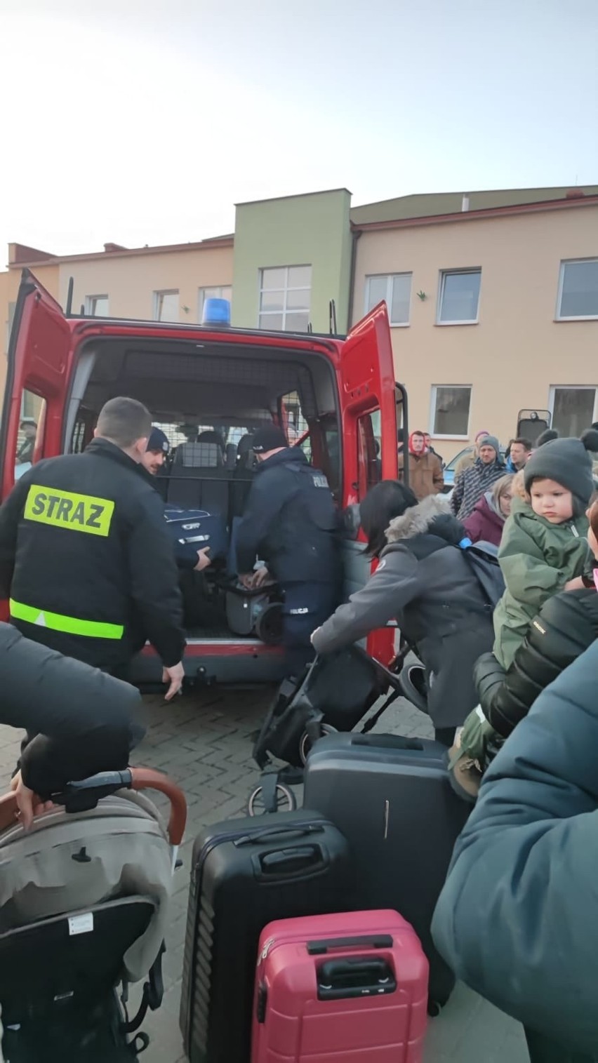 Policjanci z Wrocławia na granicy polsko-ukraińskiej. Jak mówią - pomagają i chronią [ZDJĘCIA]