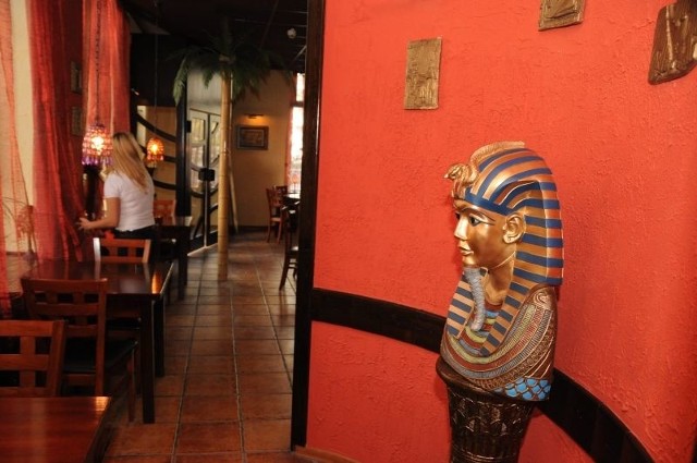 W miejsce zamknietego Sphinxa powstala restauracja Faraon.