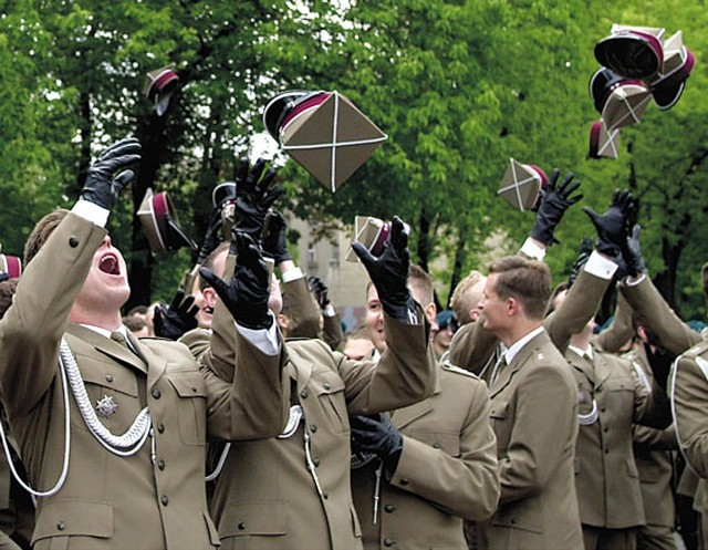 W 2000 roku 78 oficerów Wojskowej Akademii Medycznej otrzymało dyplomy lekarskie. To jedna z ostatnich promocji w WAM