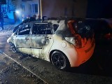 Dwa samochody spłonęły przed blokiem w Czarnieckiej Górze. To było podpalenie?