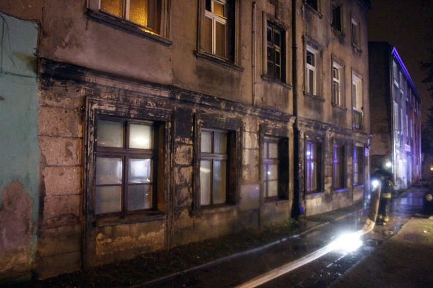 Pożar na Okrzei w Łodzi. Ktoś podpalił kamienicę [ZDJĘCIA, FILM]