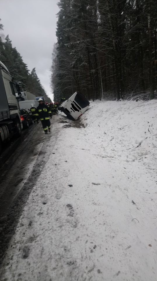 Wypadek śmiertelny. Ciężkie warunki na drogach. Mnóstwo kolizji [ZDJĘCIA]