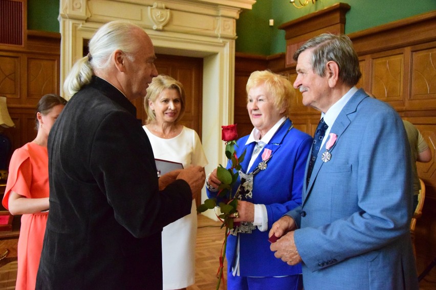 Złote gody w Tarnobrzegu. Sześć par małżeńskich odebrało medale od prezydenta z okazji jubileuszu. Zobacz zdjęcia 