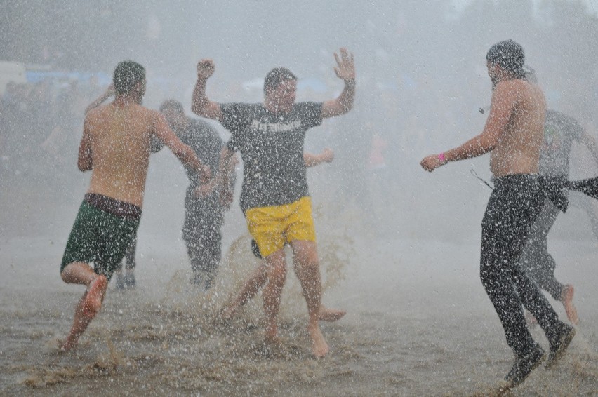 Filip Chajzer wskoczył do błota na Przystanku Woodstock...