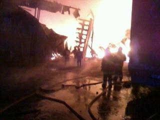 Nocny pożar składu palet w Chynowie.