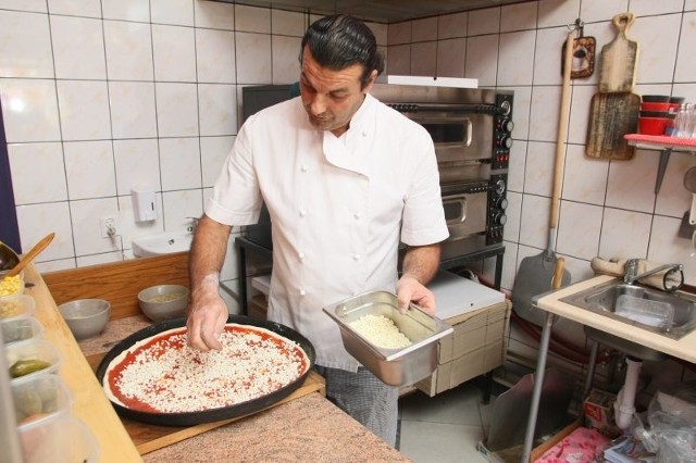 Pochodzący z Sycylii Giovanni Mazzarino od trzech lat zachwyca gości swojej pizzerii smacznym jedzeniem.