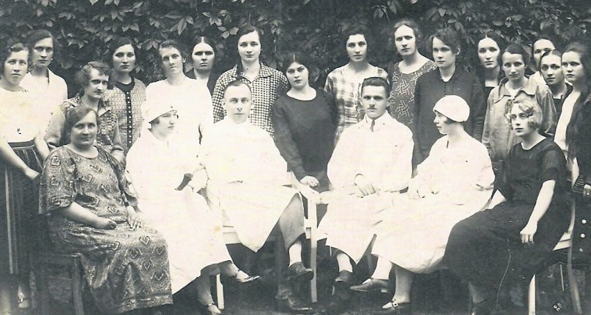 Łucja Czubowa (stoi trzecia z lewej) tutaj jako pacjentka...