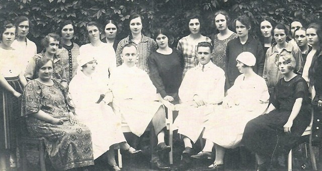 Łucja Czubowa (stoi trzecia z lewej) tutaj jako pacjentka Lecznicy dla Piersiowo Chorych w Smukałe pod Bydgoszczą, pod koniec pierwszej wojny światowej wykonała flagę z białym orłem