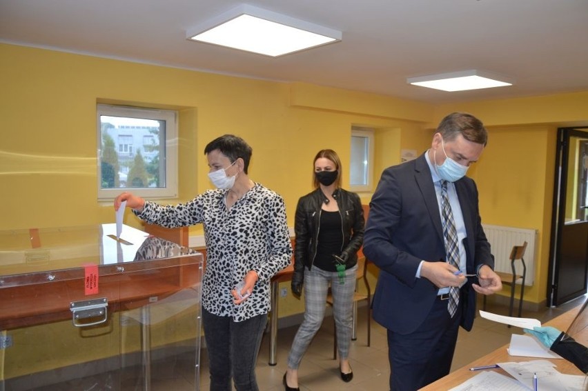 Minister Sprawiedliwości Zbigniew Ziobro głosował w Skarżysku - Kamiennej [ZDJĘCIA, WIDEO]
