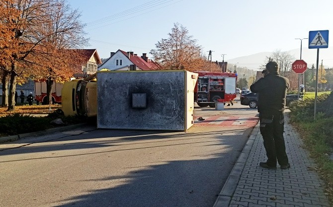 Wypadek Skrzydlna. Osobowy ford wywrócił dostawczego volkswagena