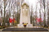 Białystok. Awantura o wieniec od prezydenta złożony na cmentarzu wojskowym przy ul. 11 Listopada.