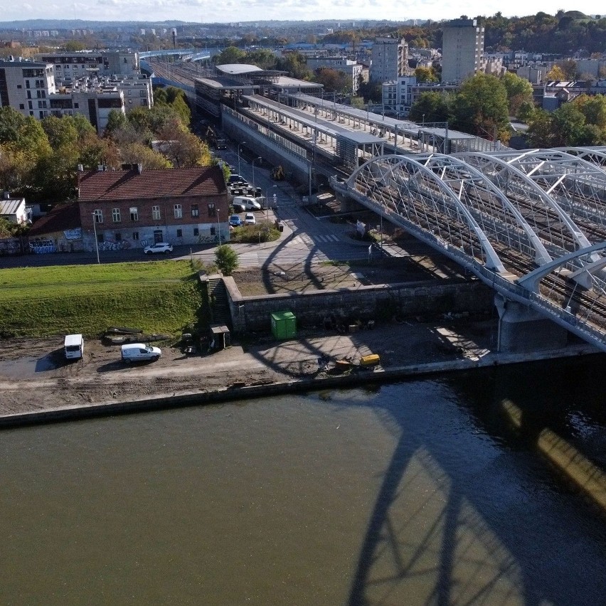Kraków. Sprzątają bulwary wiślane po zbudowaniu mostu