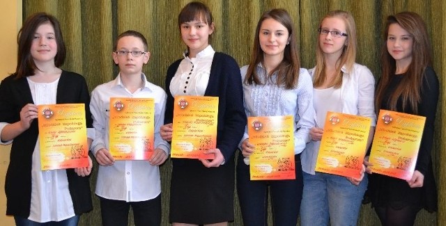 Laureaci Turnieju prezentują dyplomy.  Od prawej Sylwia Wąsowicz, Agata Michalska, Wiktoria Jabłońska, Monika Kurczyńska, Jakub Podstawka , Kinga Zbroszczyk   