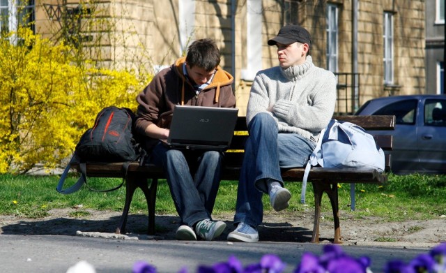 Inicjatywa WiFi4EU wspiera bezpłatny dostęp do bezprzewodowego internetu w przestrzeniach publicznych, takich jak parki, place, budynki publiczne, biblioteki, ośrodki zdrowia i muzea w całej Europie