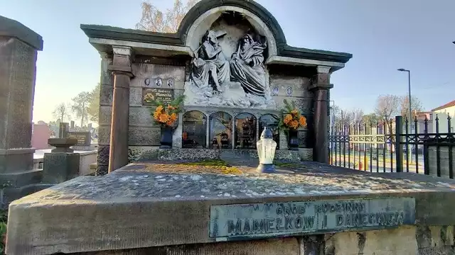 Cmentarz przy ul. 11 Listopada w Dąbrowie Górniczej należy do najstarszych w mieścieZobacz kolejne zdjęcia/plansze. Przesuwaj zdjęcia w prawo - naciśnij strzałkę lub przycisk NASTĘPNE