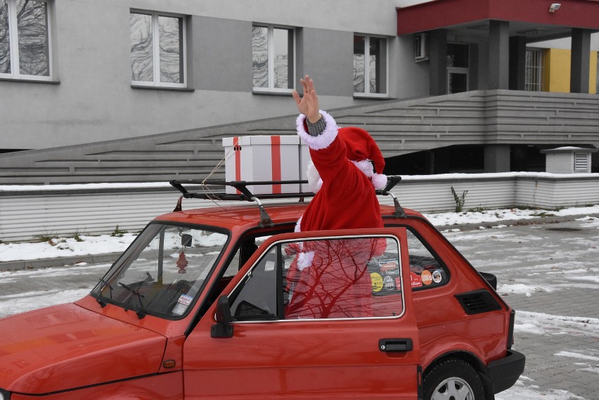 Święty Mikołaj do małych pacjentów przyjechał maluchem