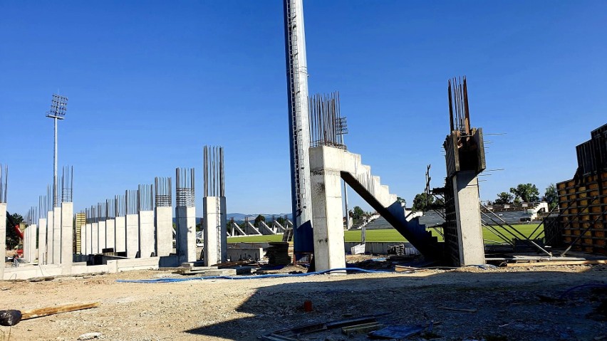 Postępy prac budowlanych na placu budowy stadionu MKS...