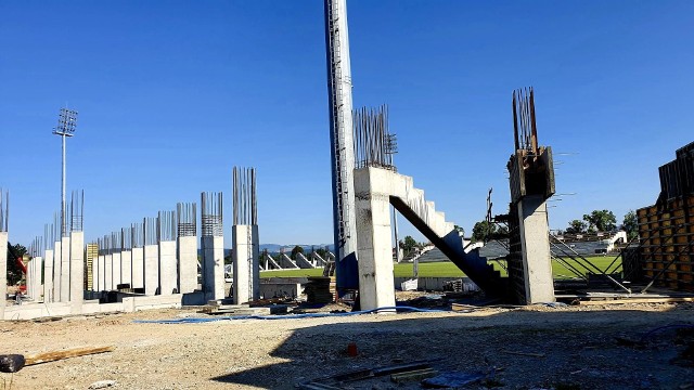 Postępy prac budowlanych na placu budowy stadionu MKS Sandecja