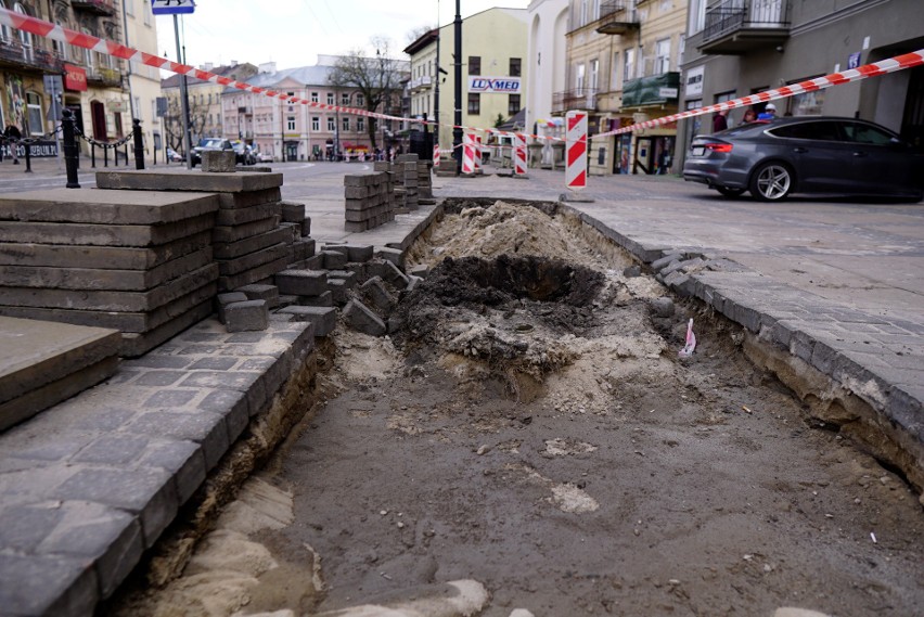 Na Królewskiej wymieniają drzewa. Pojawią się tam klony i róże