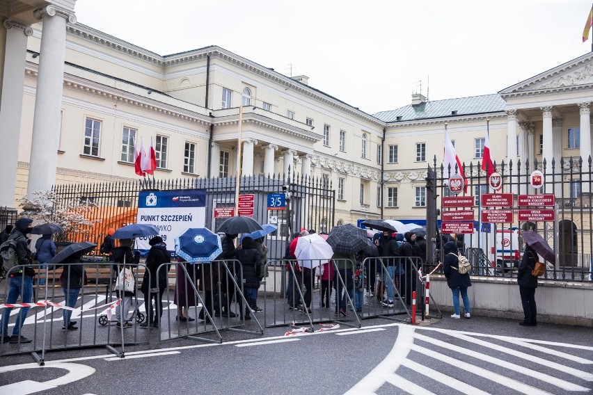 Polacy zostali skołowani częstymi zmianami strategii walki z...