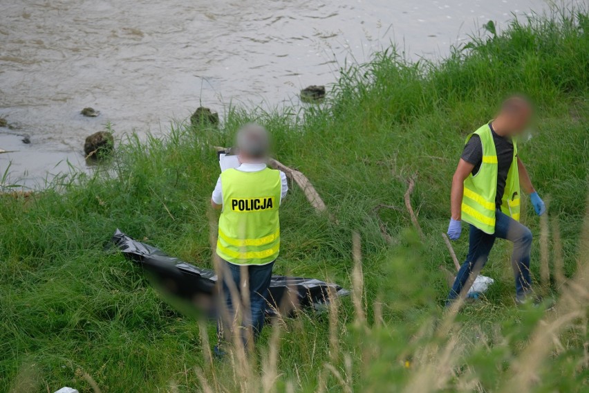 We wtorek przed godz. 6 policjanci zauważyli ciało w rzece...