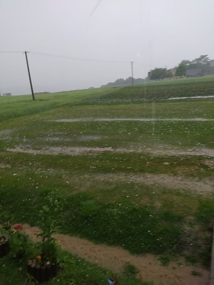 Gorlickie. Burza nad regionem. Nad Siedliskami i Bobową przechodzi gradobicie, w Jankowej wiatr uszkodził dach na jednym z domów