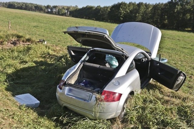 a miejsce przyjechała policja i strażacy zawodowi oraz ochotnicy