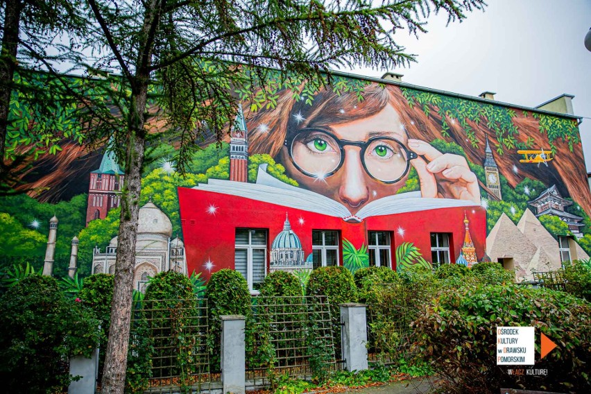 Mural "Z książką przez świat" na bibliotece w Drawsku...