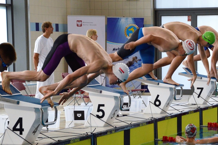 Pływanie. Czternaście medali Unii Oświęcim w mistrzostwach Polski juniorów 15-letnich. Do kraula trzeba dwojga [ZDJĘCIA]