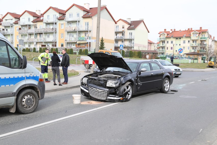 32-letni kierowca chryslera został poszkodowany wypadku, do...