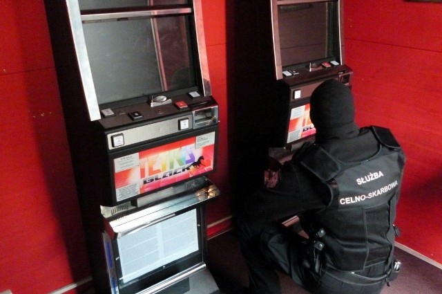 7 nielegalnych automatów do gier hazardowych zatrzymali funkcjonariusze Krajowej Administracji Skarbowej z Łomży w wyniku ostatnich działań nakierowanych na zwalczanie hazardowej szarej strefy. Urządzenia działały w 2 lokalach zlokalizowanych w Zambrowie.