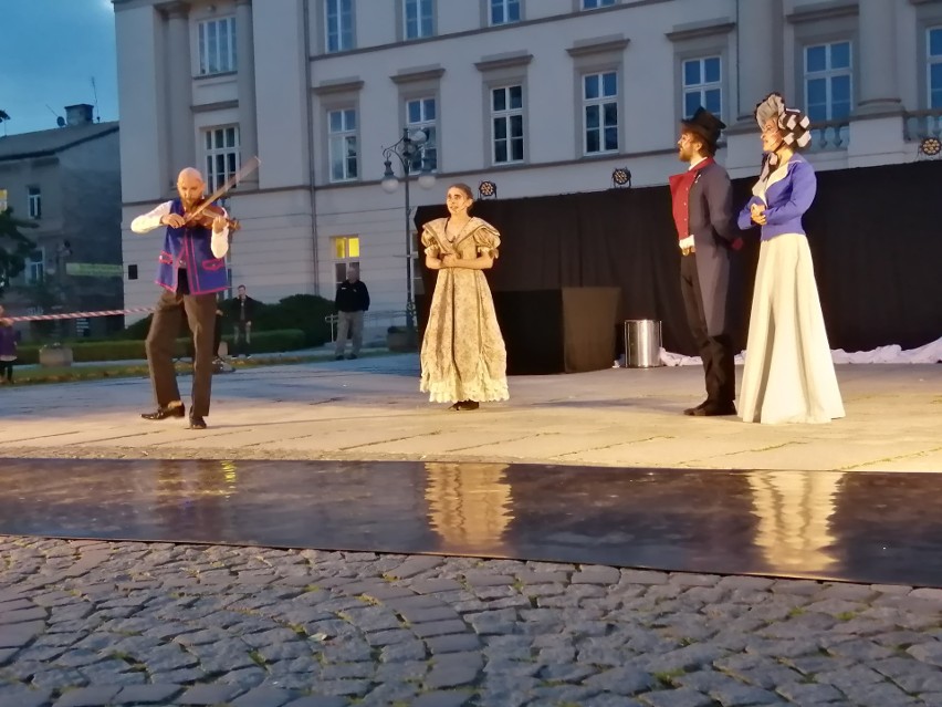 Tak wyglądał Radom nocą! Amfiteatr i Droga Mleczna zaprosiły na Radom aRt Night (wideo, zdjęcia)