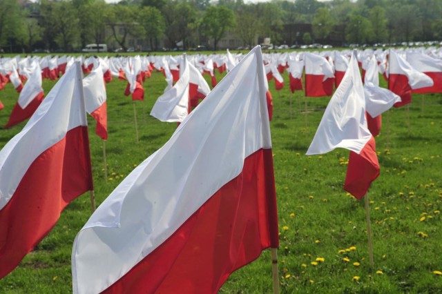 Z okazji 17. rocznicy Święta Flagi Rzeczypospolitej Polskiej, harcerki i harcerze z ZHP Chorągwi Krakowskiej oraz Okręgu Małopolskiego ZHR dostarczą pierwszym 1700 Małopolanom.