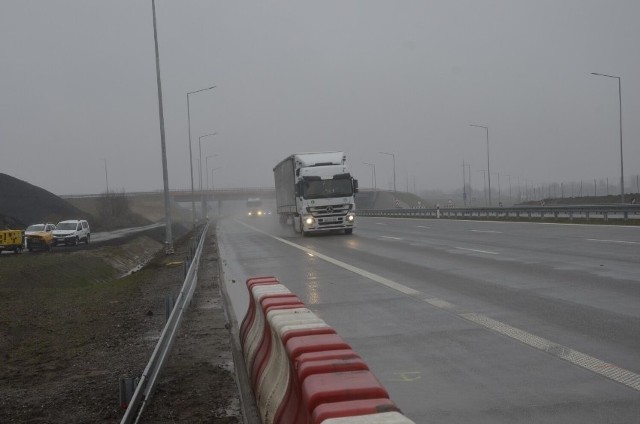 Znacznie poprawił się komfort jazdy kierowców podróżujących budowaną autostradą A1 - w piątek, 19 listopada, przekazano do użytku nową jezdnię na  odcinku Piotrków Trybunalski - Tuszyn.