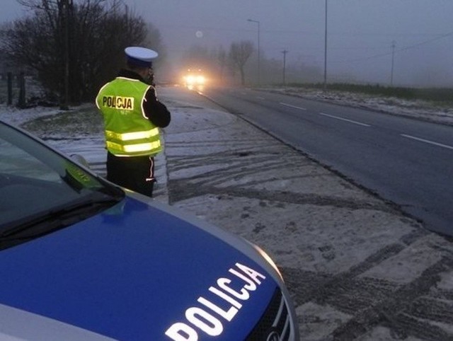 Policjanci przypominają o rozwadze na drogach, szczególnie w tych warunkach pogodowych