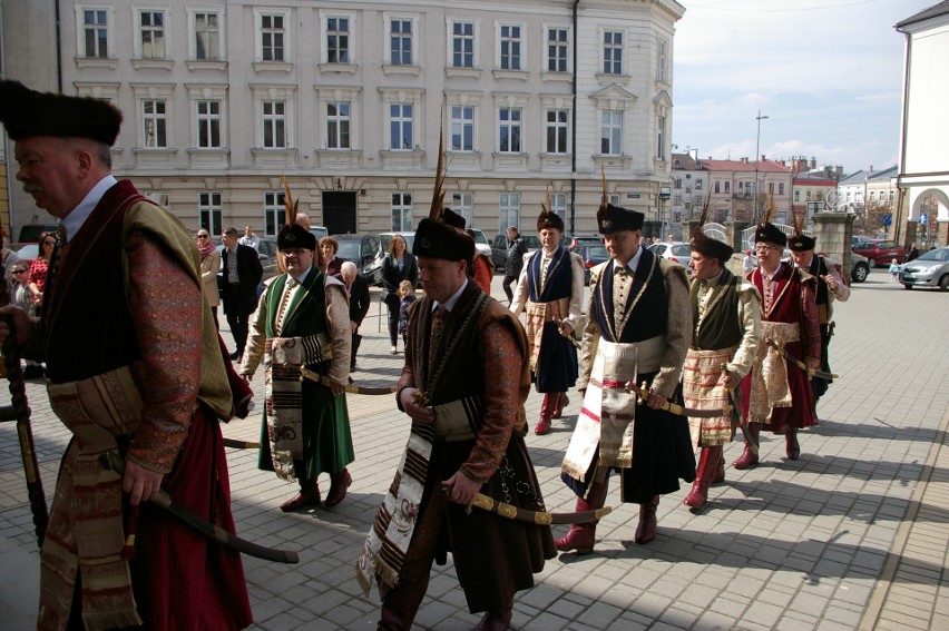 Gorlice. Cech Rzemiosł i Przedsiębiorczości ma nowy sztandar. Uroczyste poświęcenie w bazylice