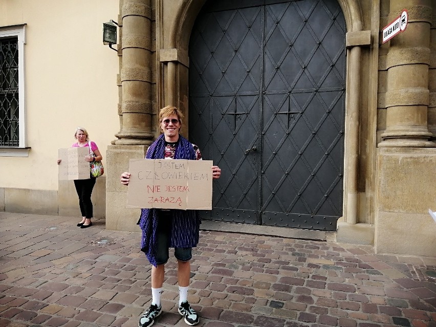 Protest LGBT pod krakowską kurią