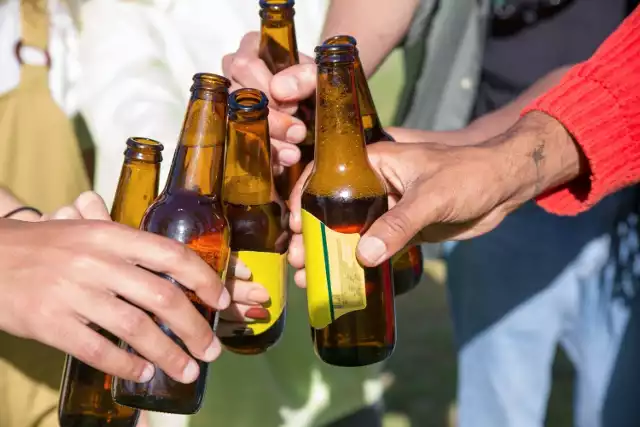Decyzja o legalizacji spożywania alkoholu na Polu Mokotowskim będzie należała do Rady Warszawy. Trwa zbiórka podpisów pod inicjatywą