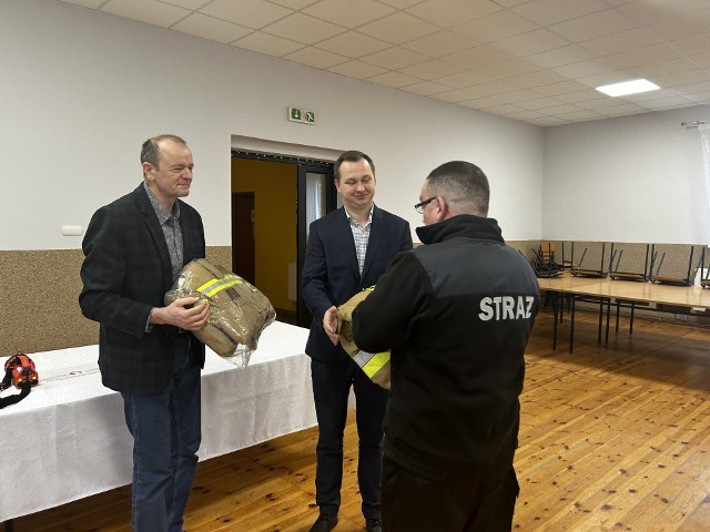 Poseł na Sejm RP Mariusz Kałużny z wójtem gminy Chełmno Krzysztofem Wypijem przekazali przedstawicielom jednostek OSP w o klubom sportowym sprzęt i wyposażenie