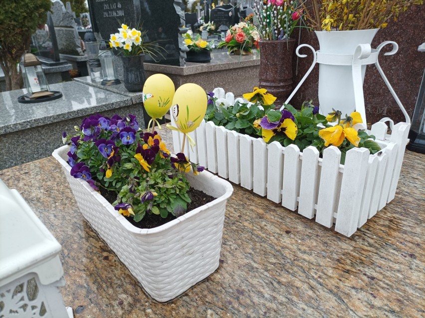 Wielkanocne stroiki na groby. Zobaczcie, jak przystrojono groby na cmentarzu parafialnym w Ostrowi Mazowieckiej