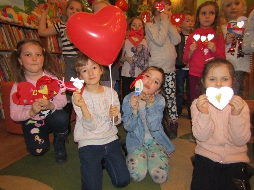 Walentynki w pińczowskiej bibliotece. Dzieci z zerówki stworzyły wyjątkowe kartki i serduszka [ZDJĘCIA]