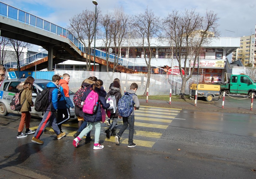 Nowy Sącz. Niebezpieczne przejście dla dzieci na ul. Nawojowskiej. Będzie „pan stopek”[ZDJĘCIA]