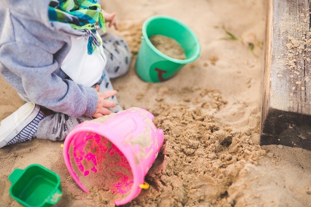 Głównym źródłem zakażeń glista ludzką u dzieci są zabawy w piaskownicy.