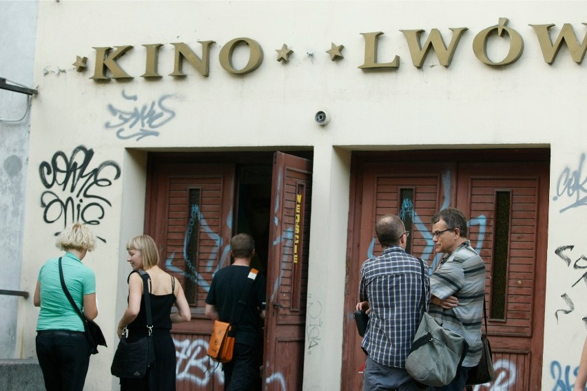 Budynek nieczynnego od 2011 r. kina Lwów ponownie wystawiono...