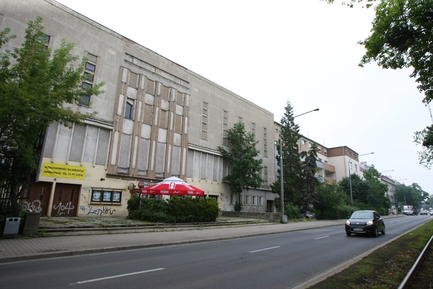 Budynek nieczynnego od 2011 r. kina Lwów ponownie wystawiono...