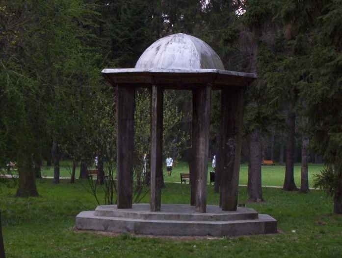 Zabytkowa altana w parku Szczytnickim