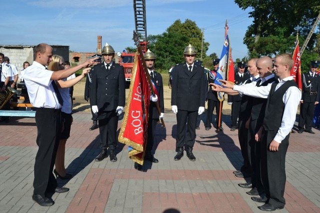 Pięciu młodych adeptów straży złożyło poczas jubileuszu ślubowanie.