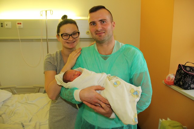Państwo Karolina i Bartłomiej Domizowie z małą Alicją, która jest pierwszym urodzonym w Brzezinach w tym roku dzieckiem.
