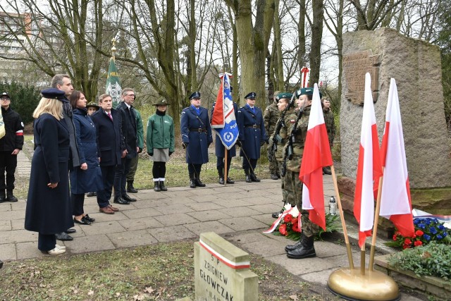 Tak jak w roku ubiegłym, główne uroczystości odbyły się na górnym tarasie Cytadeli, ale nie pod Pomnikiem Żołnierzy Radzieckich, a pod Dzwonem Pokoju. Zorganizowanie ceremonii w tym miejscu miało wymiar symboliczny.